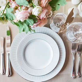 Servizi piatti e stoviglie